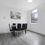 Classic 4-bedroom Retreat Close To Infinity Bridge Σπίτι διακοπών Thornaby on Tees