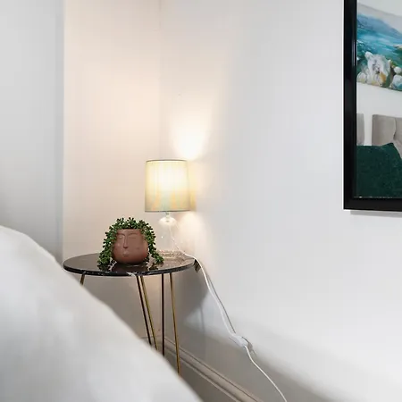 Classic 4-bedroom Retreat Close To Infinity Bridge Appartamento *