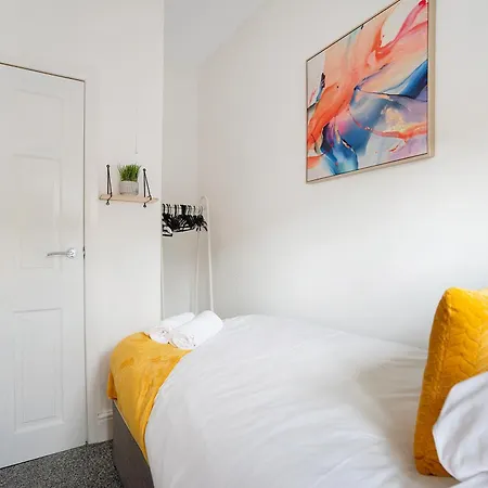 Apartment Classic 4-bedroom Retreat Close To Infinity Bridge