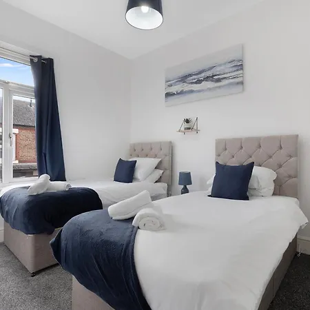 Classic 4-bedroom Retreat Close To Infinity Bridge Apartment Thornaby on Tees