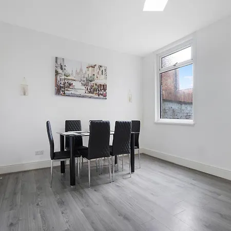 Classic 4-bedroom Retreat Close To Infinity Bridge Appartamento