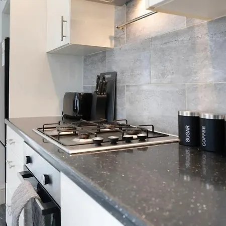Classic 4-bedroom Retreat Close To Infinity Bridge Feriehus