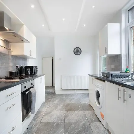 Feriehus Classic 4-bedroom Retreat Close To Infinity Bridge *
