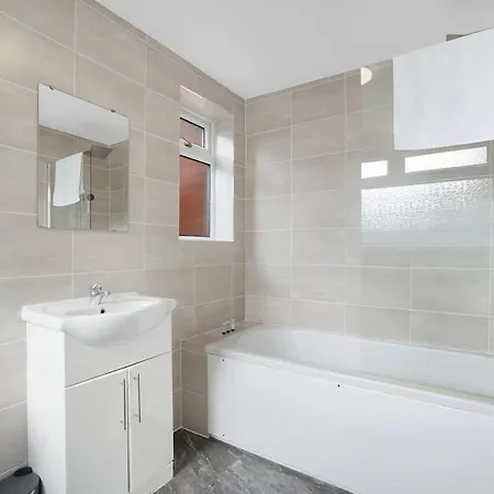 Classic 4-bedroom Retreat Close To Infinity Bridge
