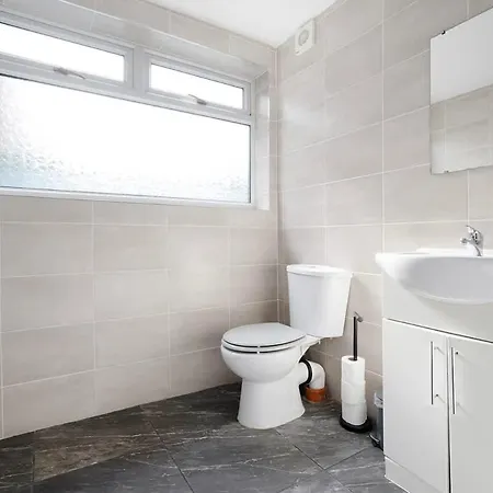 Feriehus Classic 4-bedroom Retreat Close To Infinity Bridge Thornaby on Tees