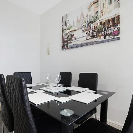 Classic 4-bedroom Retreat Close To Infinity Bridge Lejlighed *