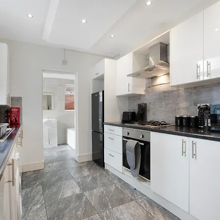 Classic 4-bedroom Retreat Close To Infinity Bridge Апартаменты