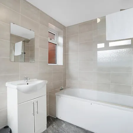 Classic 4-bedroom Retreat Close To Infinity Bridge *